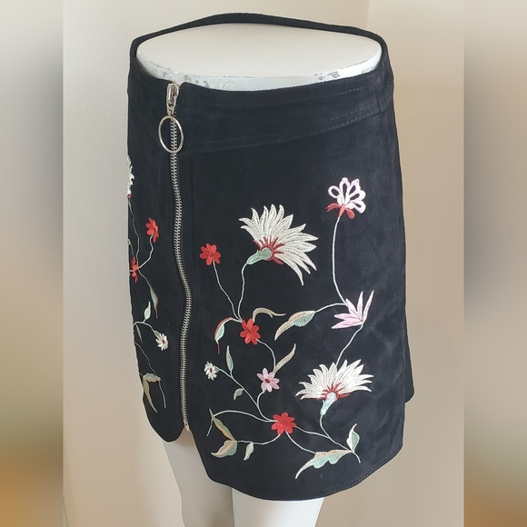 Zara Suede Embroided Flower Skirt w Zipper - Picture 1 of 6
